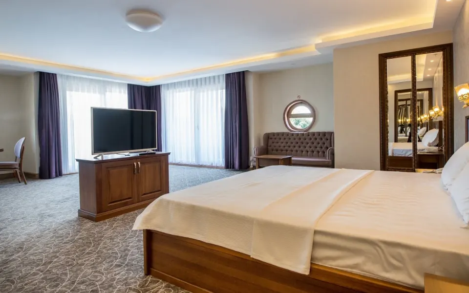 Otel Odası TV Dolabı – İki Kapaklı Ahşap Ünite, Aynalı Dolap