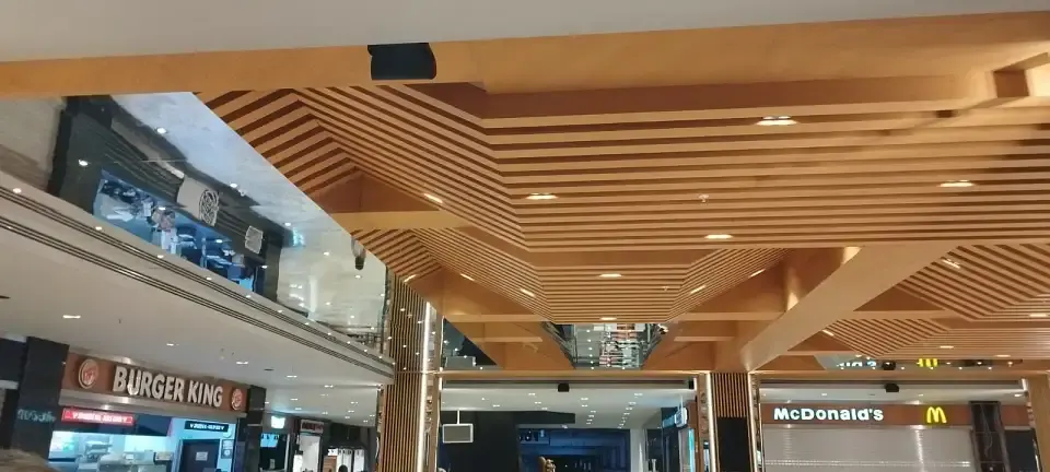 Ahşap otel mobilyaları rehberinde yer alan, yemek katındaki köşeli ahşap çıtalı tavan